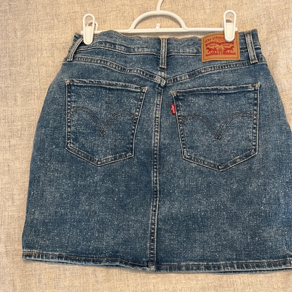 Levi’s mini denim skirt - Picture 3 of 4